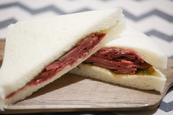 たっぷり贅沢！「ローストビーフサンド」がピリッとウマイ！