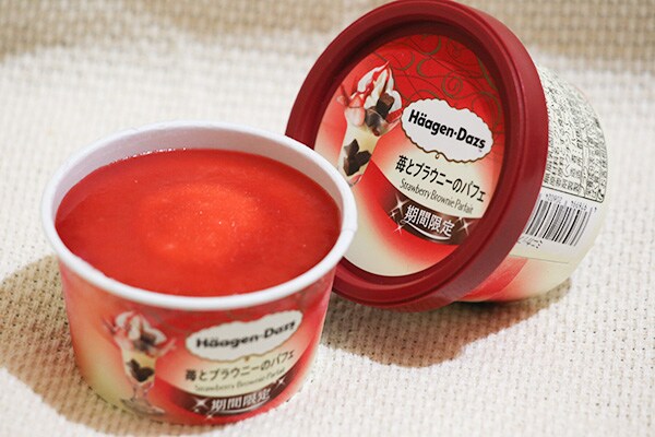 ハーゲンダッツ「苺とブラウニーのパフェ」が甘酸っぱくておいしい♪