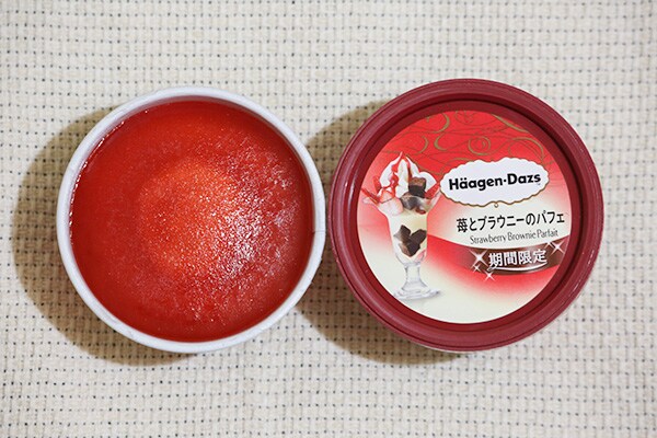 ハーゲンダッツ「苺とブラウニーのパフェ」が甘酸っぱくておいしい♪