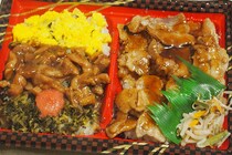 豚焼肉と焼鳥を一度に！夢のような弁当を見つけてしまった…