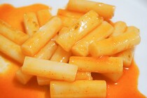 カルディなら216円でもちもちピリ辛の「トッポギ」を食べられる！