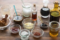 賞味期限が切れた調味料、どう処分する？