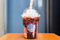 味も見た目も斬新なスタバの「サンタブーツ チョコレート フラペチーノ」