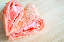 ウマさ爆発中!? マクドナルドの「三角チョコパイ あまおう」が話題に