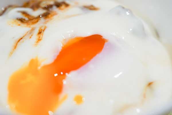 【セブン】「白いチーズソースのキーマカレー」がリニューアルして復活!