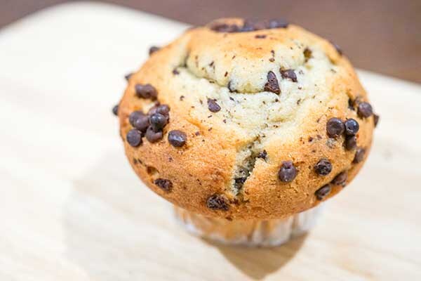 今回もリピ確！セブンの「トリプルチョコマフィン」がチョコ増量で復活した！