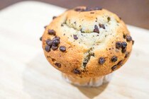 今回もリピ確！セブンの「トリプルチョコマフィン」がチョコ増量で復活した！