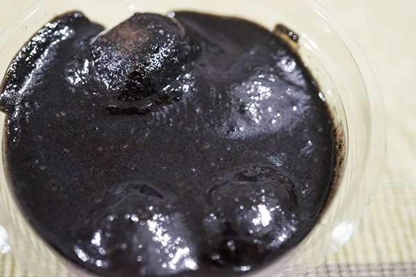 セブンの真っ黒スイーツが「ウマイ」と話題に!