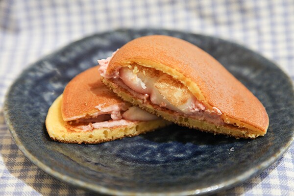 もちもち食感!? ファミマのどら焼きが不思議だけどおいしい♪