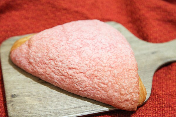 いちご味のメロンパン!? ファミマの新作パンがサックリおいしい!