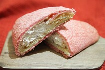 いちご味のメロンパン!? ファミマの新作パンがサックリおいしい！