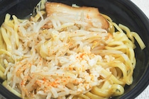 お出かけ前は食べちゃダメ！ローソンの新作ラーメンはウマいけど…