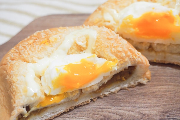 ファミマの○○パンは半熟玉子がとろ~り!
