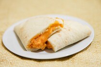 「ピザポテト」とコラボだって!? ファミマのピザサンドがめっちゃピザ！