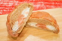 ローソンでいちごみるくのメロンパンが買えます!!