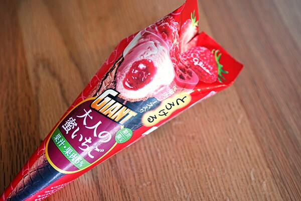 とろける苺果肉ソース入りのジャイアントコーンが発売された!!