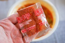 【悲鳴が出そう】セブンさん、唐辛子つけすぎじゃない？？？