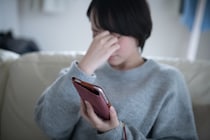 疲れ目緩和に上手な対策「目薬のさし方・ツボ！」