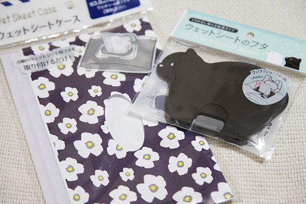 マリメッコ風!? 「除菌シート」の持ち運びに便利な100円アイテムとは?