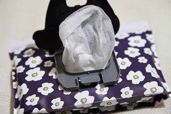 マリメッコ風!? 「除菌シート」の持ち運びに便利な100円アイテムとは?