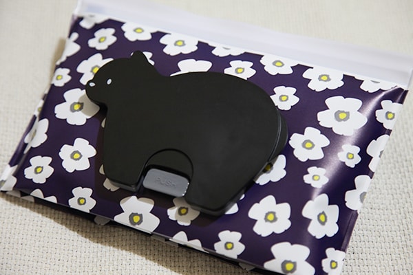 マリメッコ風!? 「除菌シート」の持ち運びに便利な100円アイテムとは?