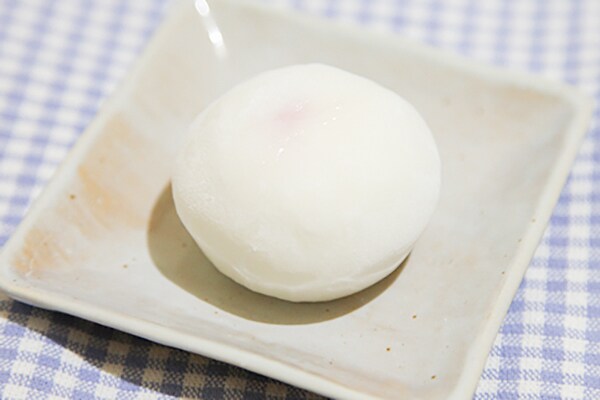 ファミマの「大福」には“あれ”が丸ごと入っている!?