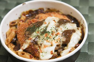 ライスじゃなくてマカロニ!? ファミマの「カツカレー」は一味違います！