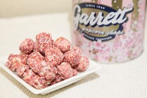ピンクのポップコーンが甘酸っぱい！「SAKURA缶」もかわいいよ♪