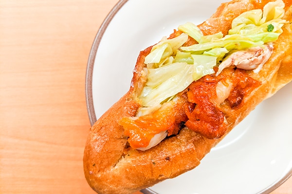 サイゼリヤで辛味チキンをほぐしてガーリックトーストに挟んでみたら…