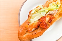 サイゼリヤで辛味チキンをほぐしてガーリックトーストに挟んでみたら…