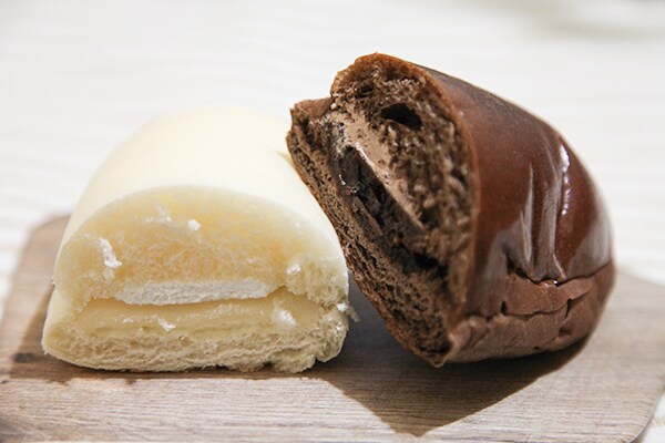 白と黒、どっちを選ぶ? ファミマのコッペパンが地味にウマイ