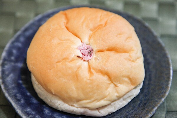 パンだよね…? 「さくら餅あんぱん」のさくら餅感がすげぇ!