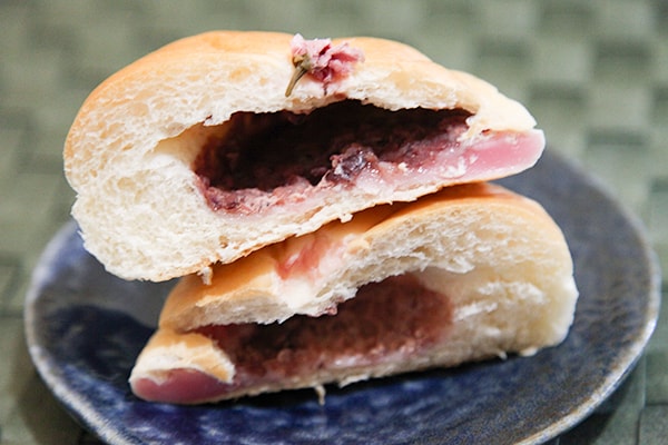 パンだよね…? 「さくら餅あんぱん」のさくら餅感がすげぇ!