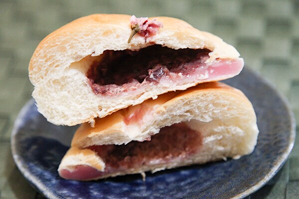 パンだよね…? 「さくら餅あんぱん」のさくら餅感がすげぇ!