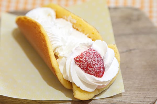 クレープのようなどら焼き!? いちごの酸味とふわふわ食感が最高!!