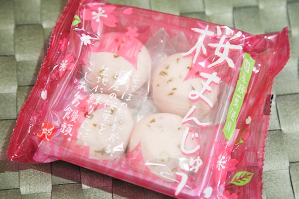 1個あたり50円!カルディで発見した緑茶必須の桜和菓子