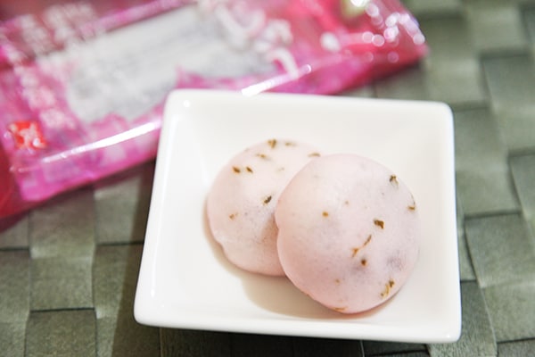 1個あたり50円!カルディで発見した緑茶必須の桜和菓子