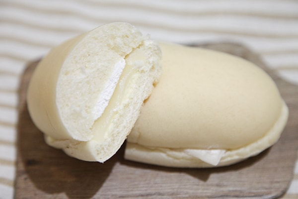 白と黒、どっちを選ぶ? ファミマのコッペパンが地味にウマイ