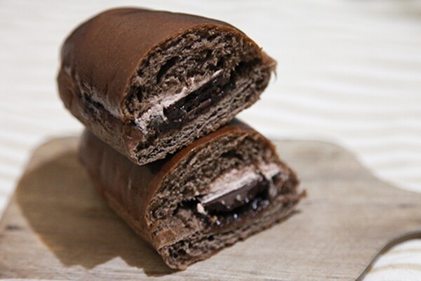 白と黒、どっちを選ぶ? ファミマのコッペパンが地味にウマイ