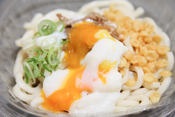 半熟玉子がとろ~ スルスルいけちゃう「冷し牛玉まぜうどん」