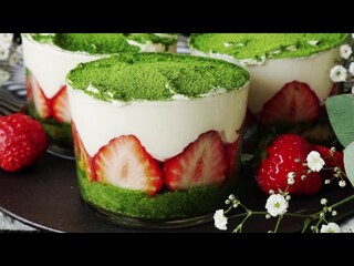 【動画】抹茶好きにはたまらない！抹茶といちごのふんわりトライフルの簡単レシピ