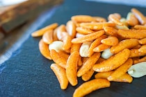 大人必見！柿の種の○○味は常備したいウマさだった！