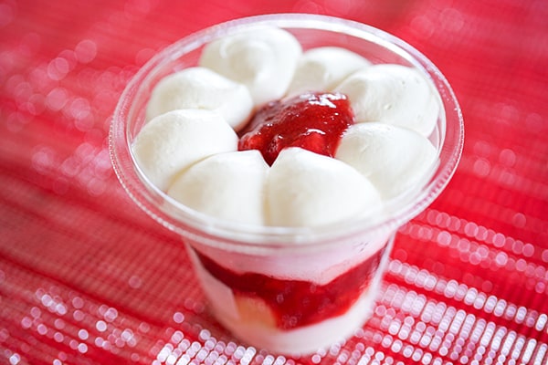 クリームたっぷり!セブンの新商品スイーツはいちご味