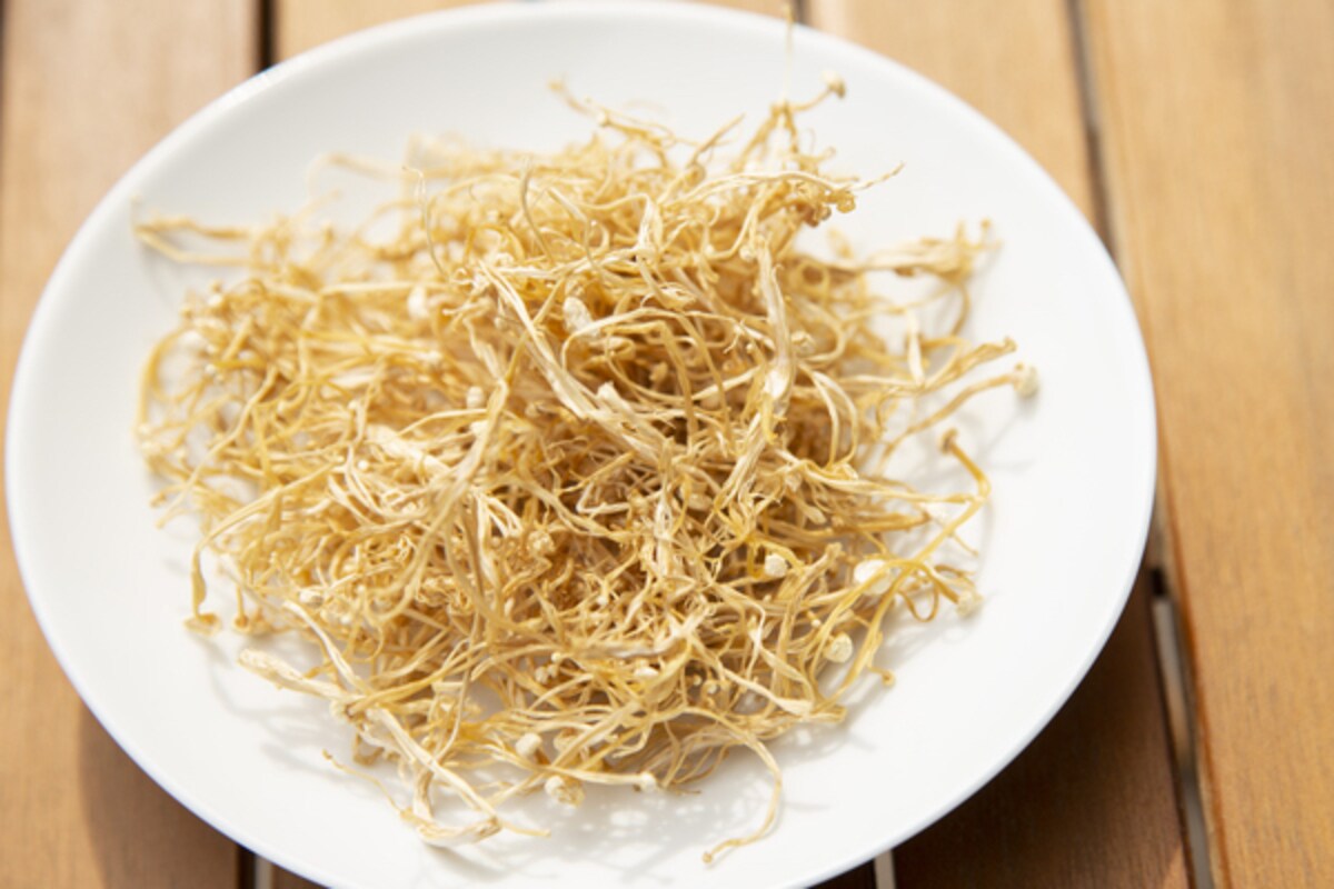 ダイエット中のおやつに！ 低カロリー「パリパリ干しエノキタケ」のレシピ