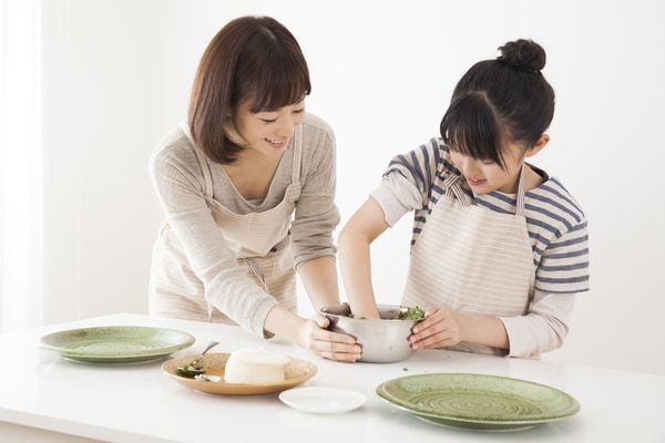 包まないから超簡単！子どもと一緒に作れる「棒餃子」のレシピ