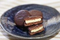 ファミマ×ロッテに感謝…！限定チョコパイがウマすぎて泣ける