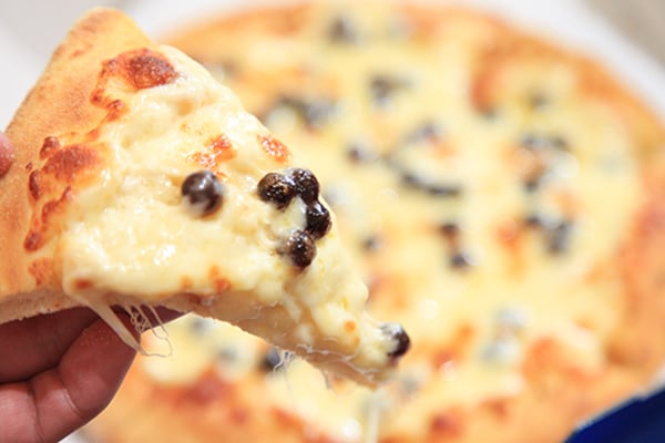 正気かドミノピザ…タピオカをピザにするなんて！！ と思ったらウマくて笑う