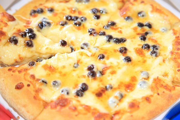 正気かドミノピザ…タピオカをピザにするなんて！！ と思ったらウマくて笑う