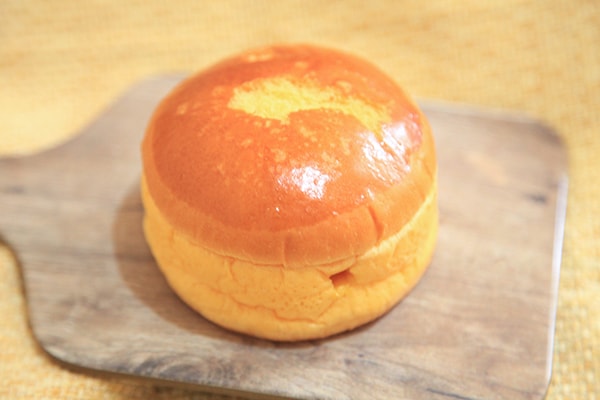 カラメルが肝!? ファミマの「かぼちゃのプリンぱん」はどんな味?