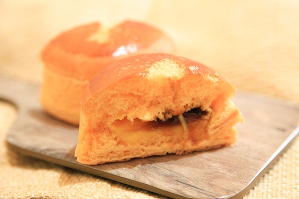 カラメルが肝!? ファミマの「かぼちゃのプリンぱん」はどんな味?